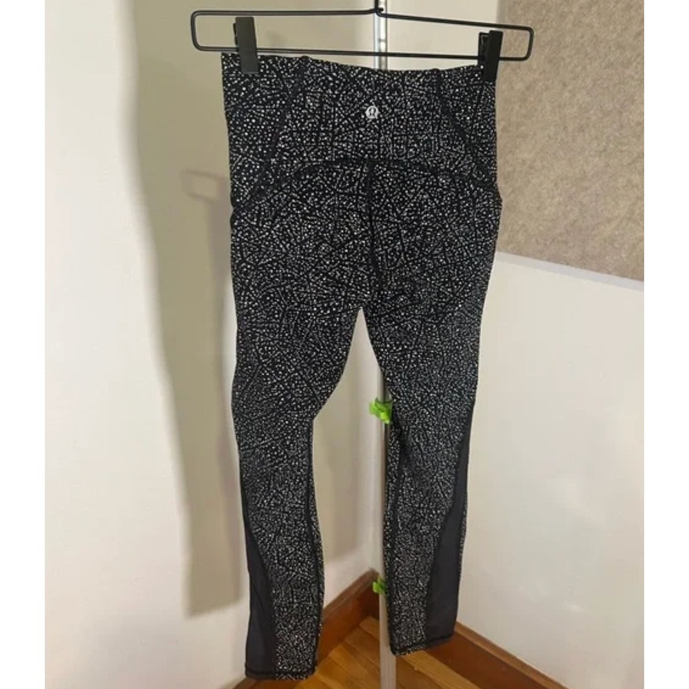 Lululemon Train‎ Times 7/8 Pant 25" – Size 4 – Night View White Black